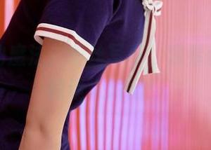 化妆间的魔法：爱丝写真，观看丝控美女的迷人瞬间！