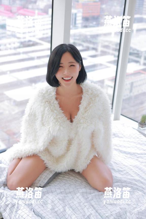 哦，Habin夏彬(하빈)又在晒美图！连衣裙更新得太快，让我有点跟不上了！