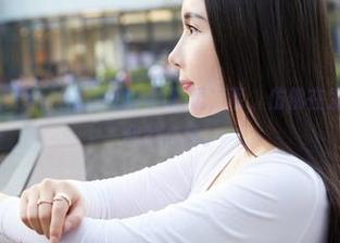 MiiTao蜜桃社 – 合影中Lra的眼镜，呃，仿佛在发光，照亮了我的心情。