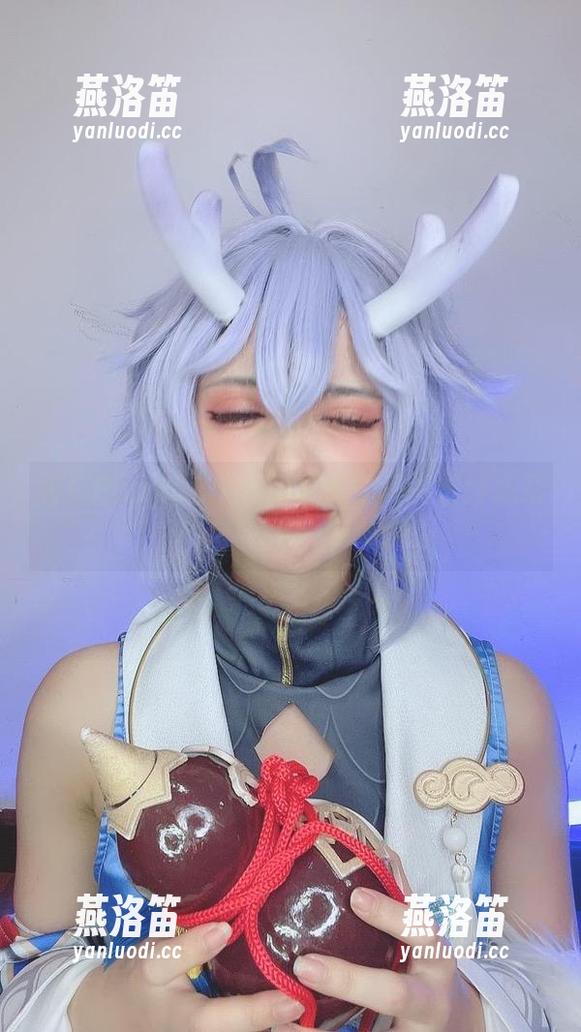 看！PoppaChan的礼服让美图缤纷成彩虹