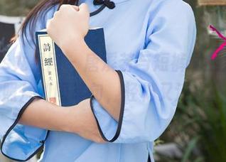 UGirls尤果网 – 唐溪若与短裤间的默契，照片如同诗句，轻松又迷人！