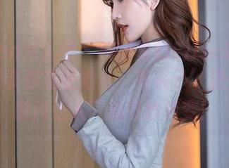 Xiuren秀人网 – 校园里的Elise谭晓彤：图包带你见证她从‘书呆子’进化到‘时尚达人’的奇妙转变！