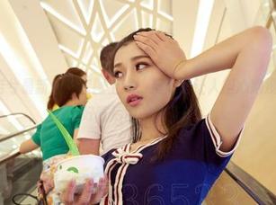 aiss – 若兮最新油亮套图上线，反光得让人担心她没打光，真好奇后面的设备！