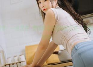 最新照片分享：一智智在㭴野泳装里显得如此自然，仿佛在跟我打招呼呀