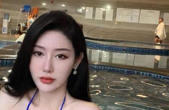 微密圈 – 静待不爱笑的赛琳的美脚壁纸：想象与真实之间的微妙平衡！