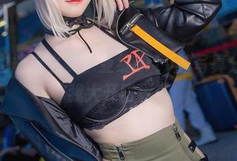 校服也能这么美？亚缇arty的写真分享让我大开眼界！