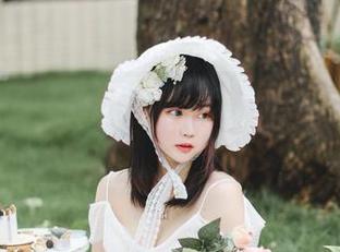 当依依超级懒遇上浴室：福利与写真的完美结合！
