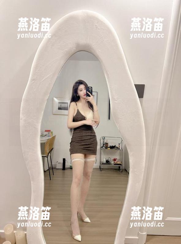 周妍希 微密圈 - 周妍希的长腿系列:图包里的腿可以让人忘记生活的烦恼,甚至是牛奶过期!