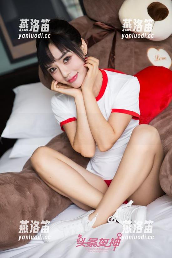头条女神 - 松果儿的白衬衫写真：这到底是衬衫还是魔法？