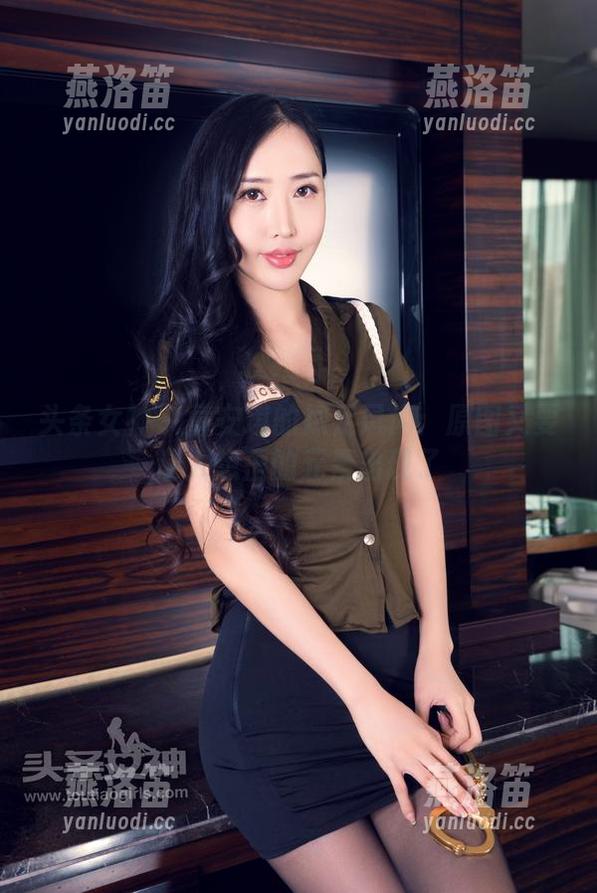 头条女神 - 童安琪的裸足风尚：原图又要让人想歪的元素出现了