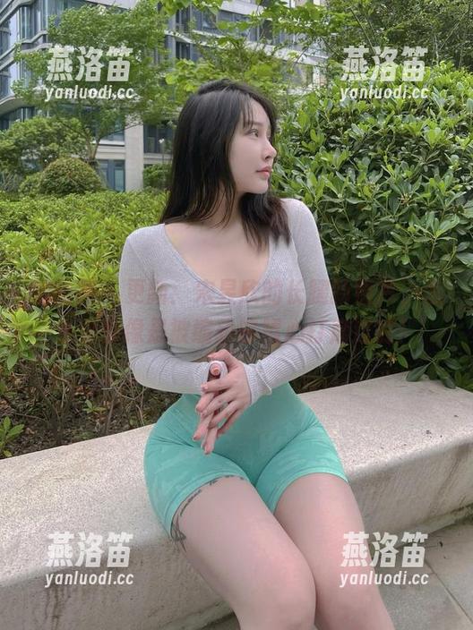 微密圈 - 更新：宋昱欣的长腿新照片，怎么看都像是被编辑部精心打磨过的！