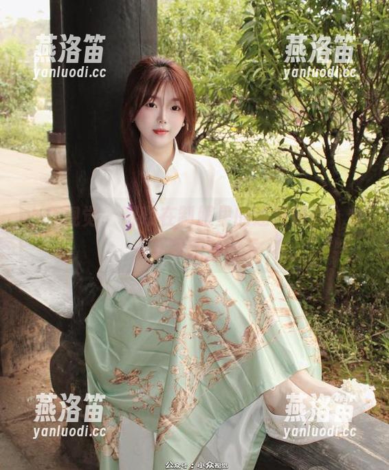 小众视觉 - 嘤嘤在制服里的迷离瞬间，快来下载感受一下