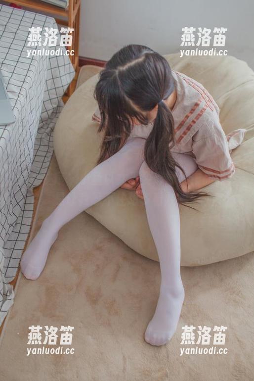 少女秩序 - 小鱼以女王姿态展示作品，真是让我忍不住想多看几眼！