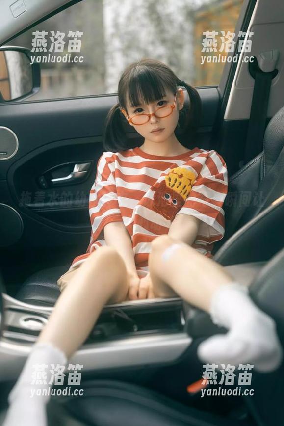 拖着水的幼水铃衣，泳池里的写真瞬间让人心动