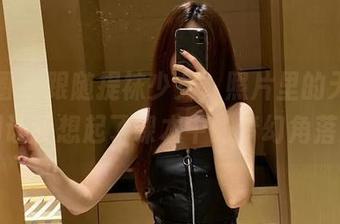 微密圈 – 跟随提袜少女，照片里的天台瞬间让我想起了课本中的梦幻角落！