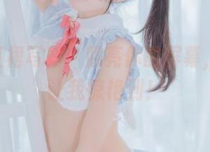 桜桃喵红裙写真：照亮你的屏幕，别说没让我惊艳到！
