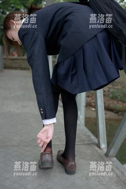 森萝财团-小香 森萝财团 - 小香的户外写真:灰丝美腿与JK制服的灵魂碰撞,等你来下载!