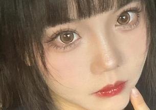 在洛可ss的光效黑吊带下，免费的美图竟能让人一秒变身时尚博主，心里禁不住翻了个白眼！