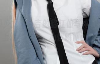 被爆机少女喵小吉的临江仙写真吸引，马上设为壁纸，心情瞬间up！