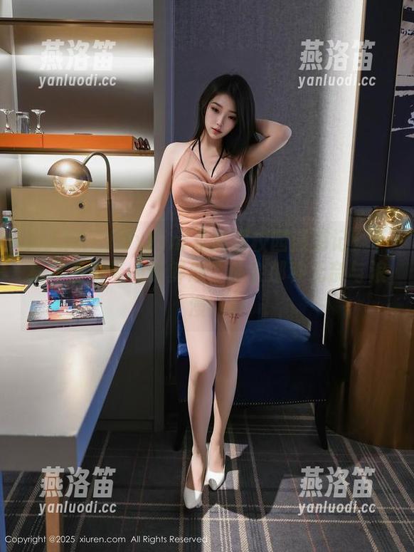 秀人网-FoxYini孟狐狸 秀人网 - FoxYini孟狐狸校园漫游记:下载作品来带点新鲜感,体会那种无奈与浪漫!