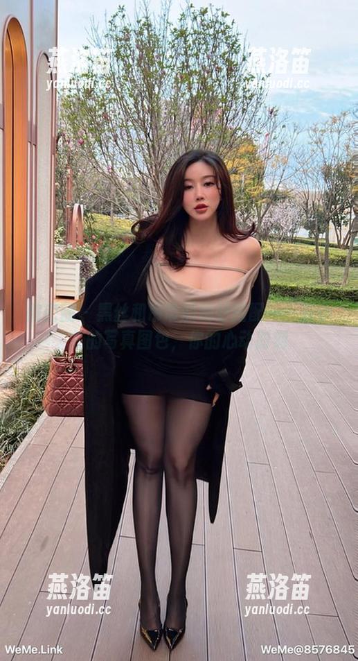 微密圈 - 黑丝和吊带的绝妙搭配——童小芯的写真图包，你的心动时刻