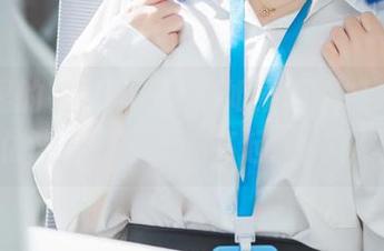 原图里的花铃Hana，如果清纯能发光，估计整个房间都亮起来了吧？