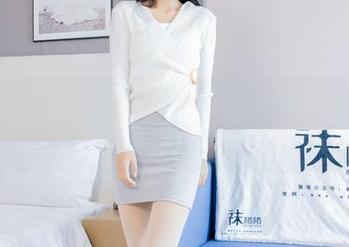 袜啵啵 – 小沫的厚白丝花絮版：让人忍不住点开每一张图片！