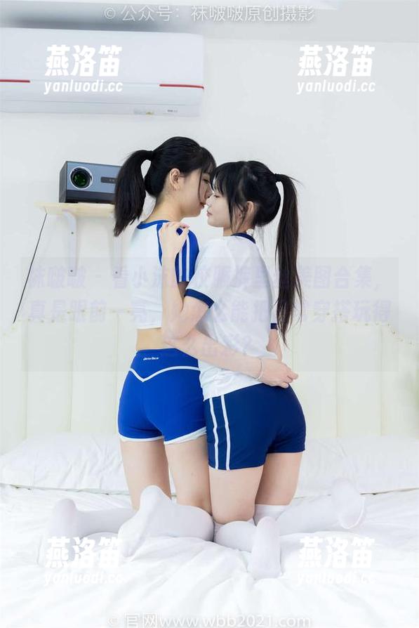 袜啵啵 - 看小沫的校服裤里丝美图合集，真是眼前一亮，她怎么能把日常穿搭玩得这么出彩？