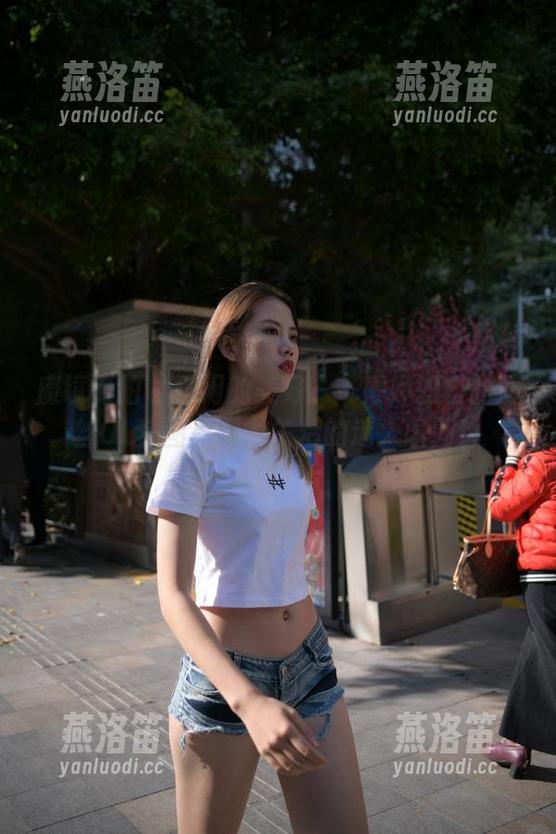 魔镜街拍-婷婷 魔镜街拍 - 休闲的美好——婷婷的极品薄丝OL套图更新,午后的迷人瞬间!