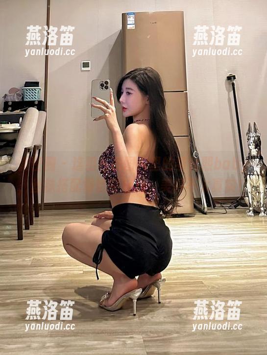 微密圈 - 这组私房图片里的黎允熙baby，丝袜搭配得恰到好处，美得不太真实！